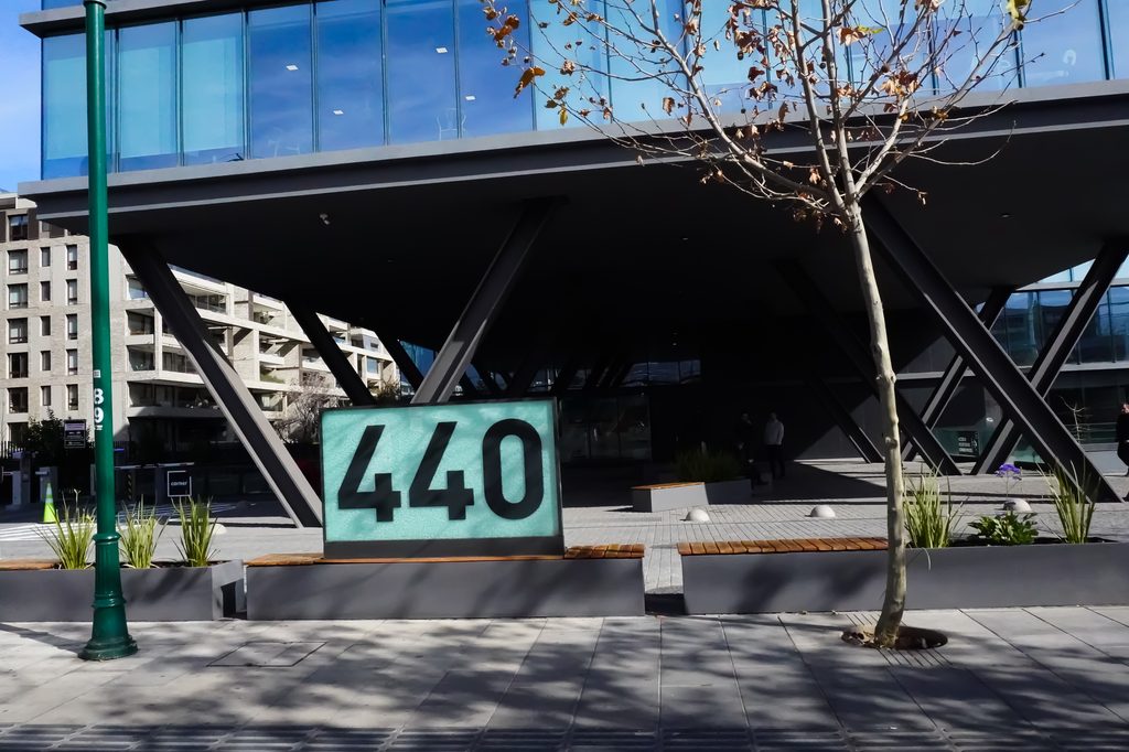 Edificio 440 de Bárbara Puelma & Cía. Abogados en La Dehesa, Lo Barnechea.